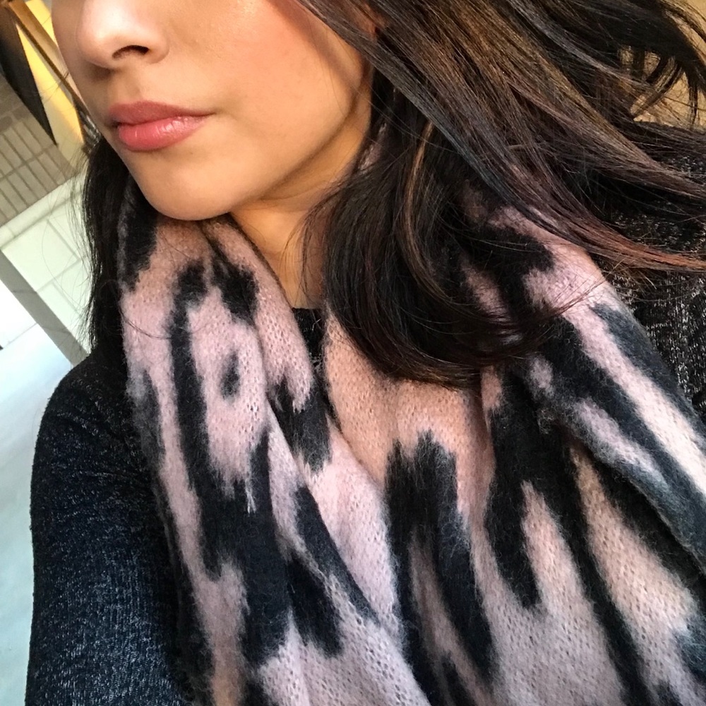 💖 Betsy Johnson Scarf 🧣